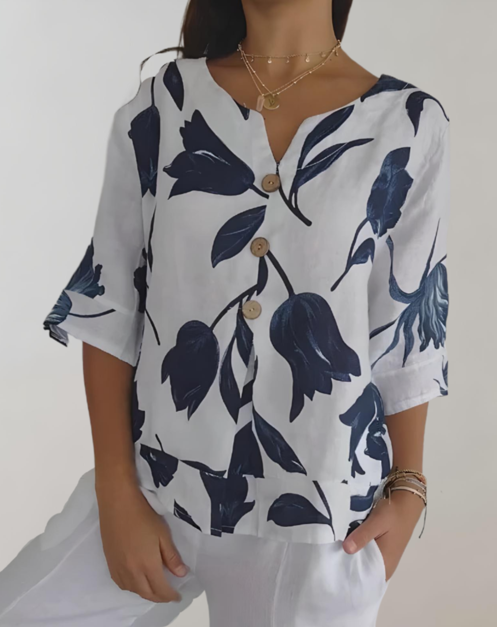 Rosie - Loose fit top met 3/4 mouwen, bloemmotief, ronde hals en knoopsluiting