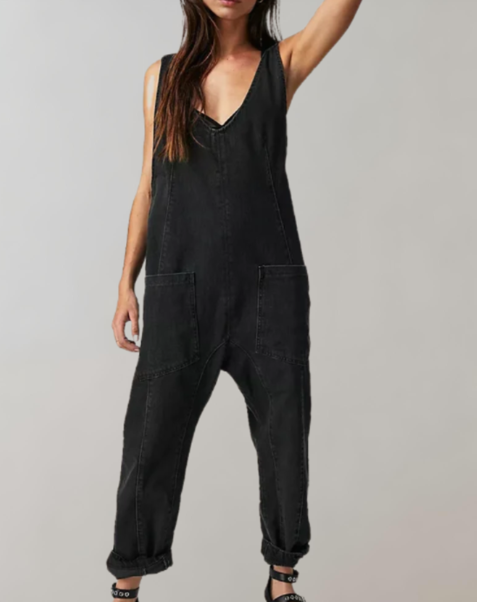 Zaniah - mouwloze denim jumpsuit met diepe V-hals en meerdere zakken