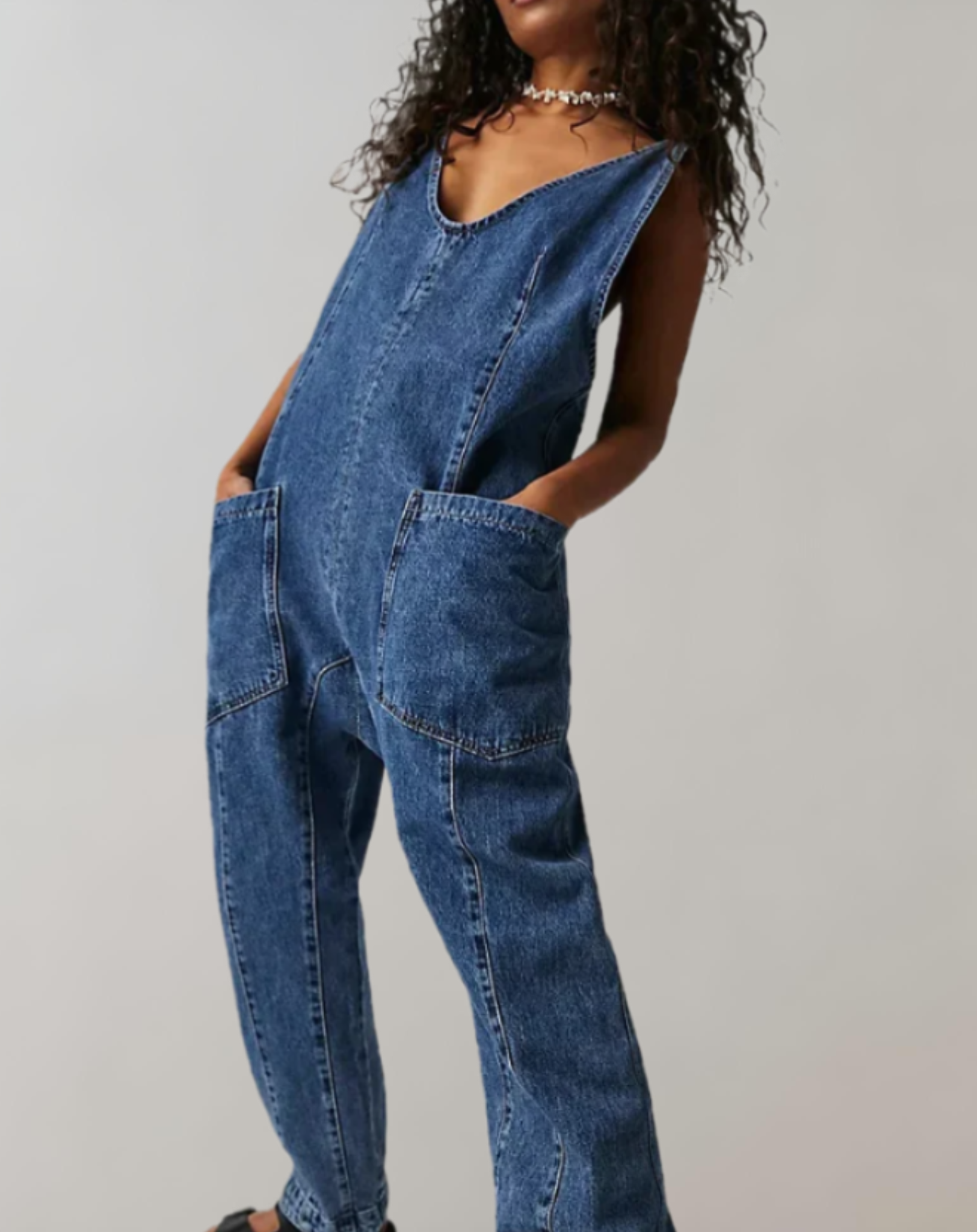 Zaniah - mouwloze denim jumpsuit met diepe V-hals en meerdere zakken